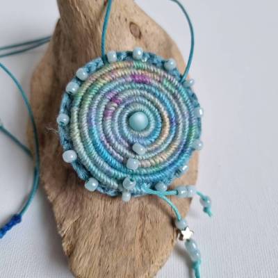 Häkelschmuck, einzigartige Wollspirale mit Perlen