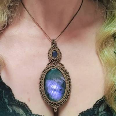 "Seidenglanz" - Halskette mit lila Labradorit und Opal mit Lilaflash, eingebunden in beige-braunes Makramee