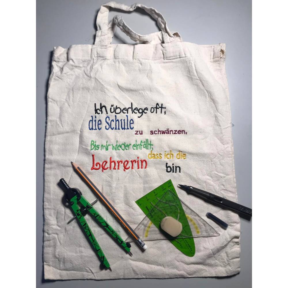 DreamEmbroid Stickdatei „Schule schwänzen Lehrerin“ – Lustiges Geschenk für Lehrkräfte Bild 1