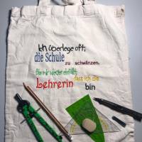 DreamEmbroid Stickdatei „Schule schwänzen Lehrerin“ – Lustiges Geschenk für Lehrkräfte