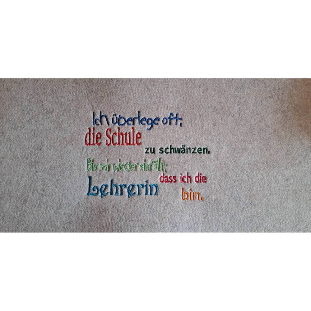 DreamEmbroid Stickdatei „Schule schwänzen Lehrerin“ – Lustiges Geschenk für Lehrkräfte Bild 2