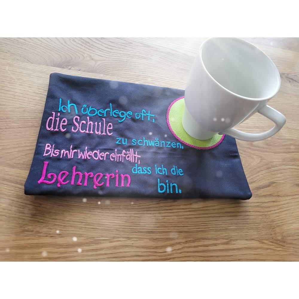 DreamEmbroid Stickdatei „Schule schwänzen Lehrerin“ – Lustiges Geschenk für Lehrkräfte Bild 3
