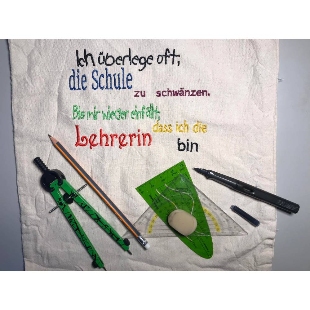 DreamEmbroid Stickdatei „Schule schwänzen Lehrerin“ – Lustiges Geschenk für Lehrkräfte Bild 4