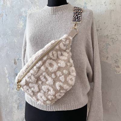 TEDDY Crossbodybag Leolook – Zimtblüte Teddyfleece Crossbag in 2 Größen mit Wechselgurt