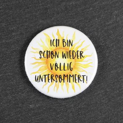 Spruch: Ich bin schon wieder völlig untersommert! ~ mit Sonne ~ u.a. als Button, Magnet, Spiegel, Flaschenöffner