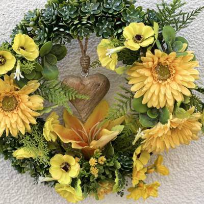 Türkranz Gerbera Mangoholz Herz – Handgefertigter Blumenkranz als Tür- oder Wanddeko