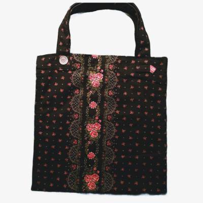 Schwarze Stofftasche mit Rosenmuster – Unikat aus Vintage-Trachtenstoff, handgemacht