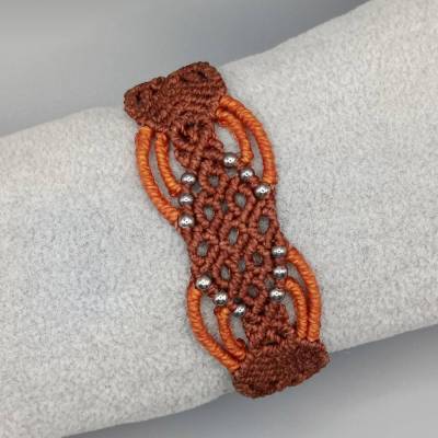 filigranes Makramee Armband in terracotta und orange mit kleinen Edelstahlperlen