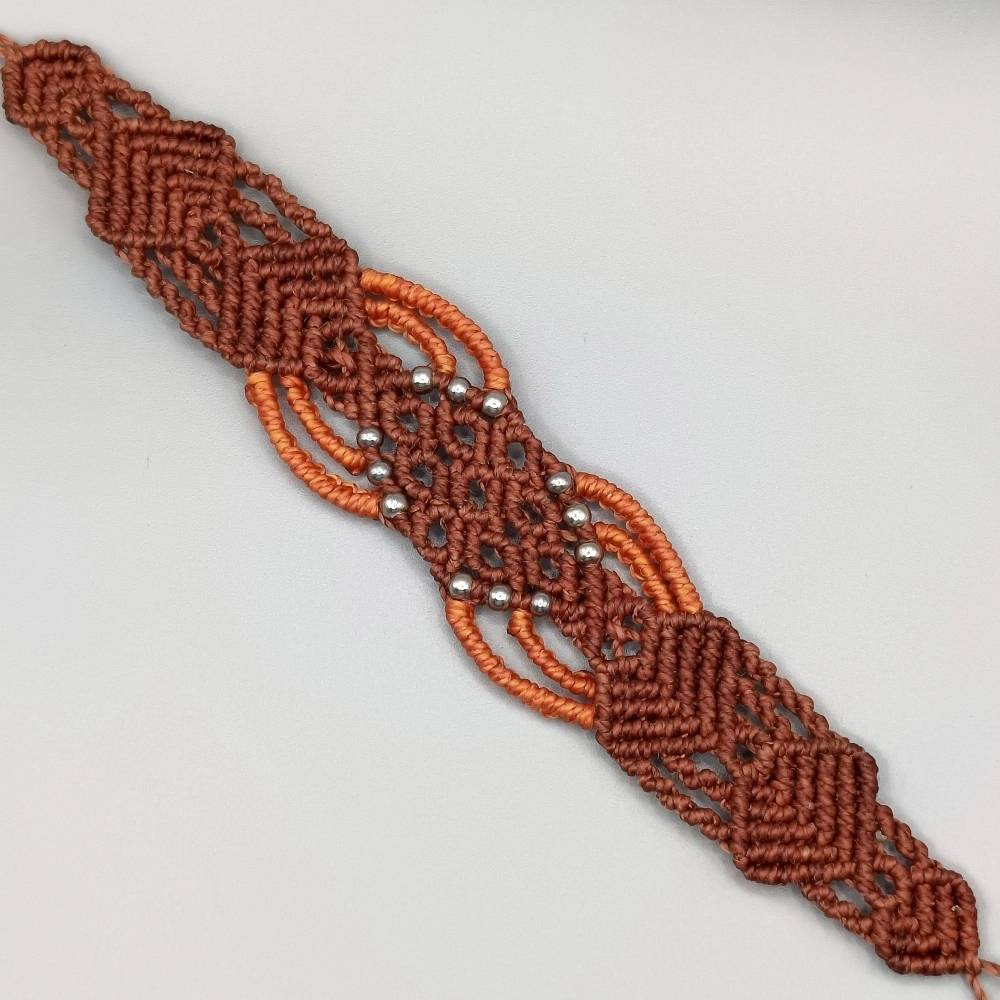 filigranes Makramee Armband in terracotta und orange mit kleinen Edelstahlperlen Bild 2