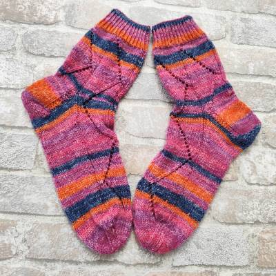 Handgestrickte Socken Größe 38/39 in Pink mit Zackenmuster – Unikat für bunte Füße