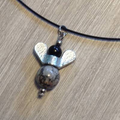 Flügelmutterengel Halsreif – Schutzengel Schmuck mit Jaspis und Onyx