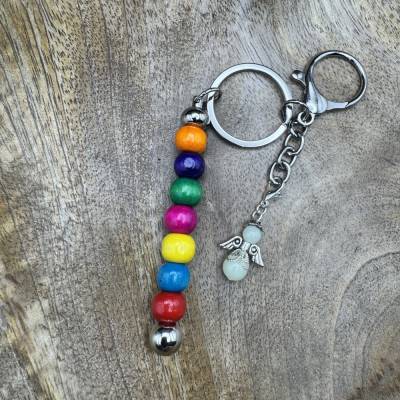 Schlüsselanhänger aus Metall silberfarben mit Karabiner, bunten Holzperlen & leuchtendem Schutzengel