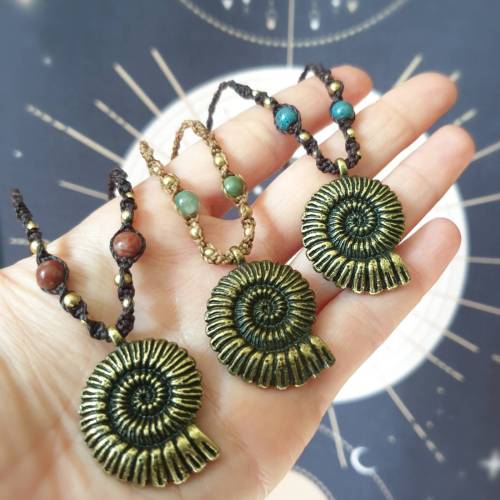 Makramee Kette mit Ammonit // Makramee-Halskette Schnecke Muschel Fossil MONA