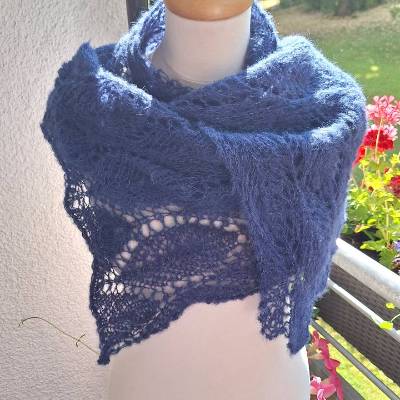 Strickschal dunkelblau handgestrickt aus Alpaka und Seide – Langer Laceschal mit Ajourmuster