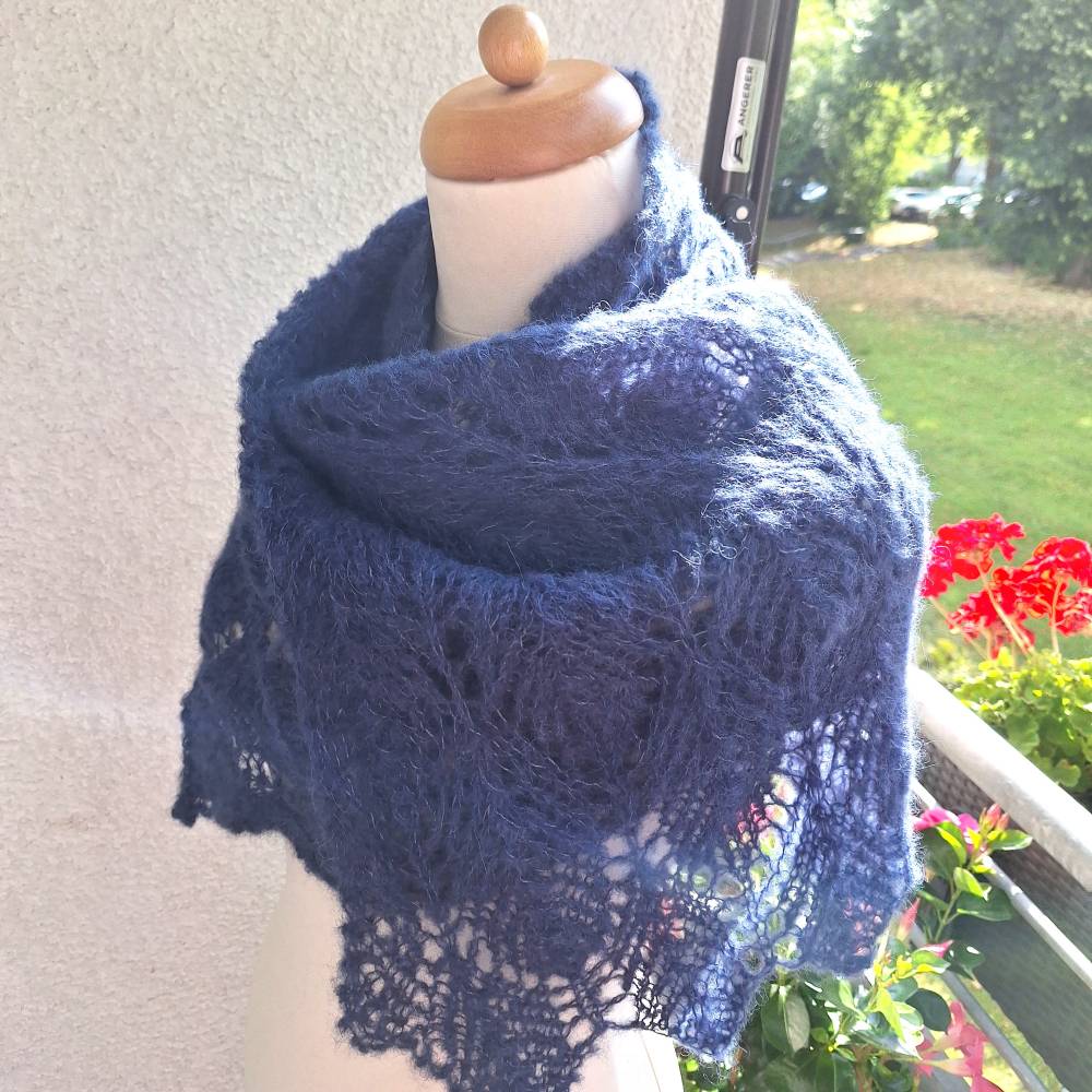 Strickschal dunkelblau handgestrickt aus Alpaka und Seide – Langer Laceschal mit Ajourmuster Bild 2