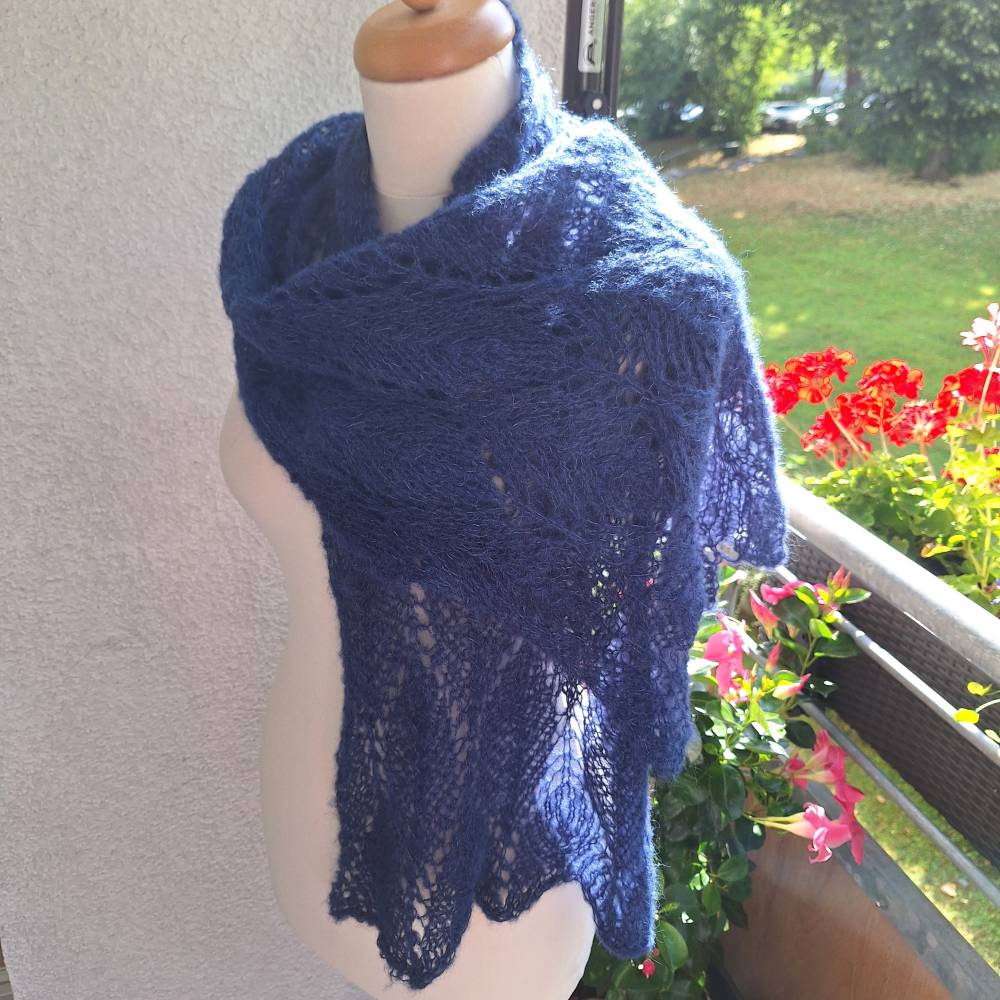 Strickschal dunkelblau handgestrickt aus Alpaka und Seide – Langer Laceschal mit Ajourmuster Bild 3