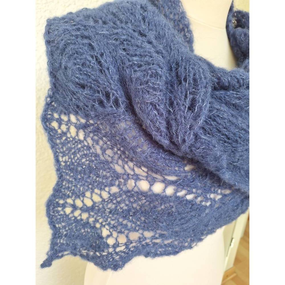 Strickschal dunkelblau handgestrickt aus Alpaka und Seide – Langer Laceschal mit Ajourmuster Bild 4