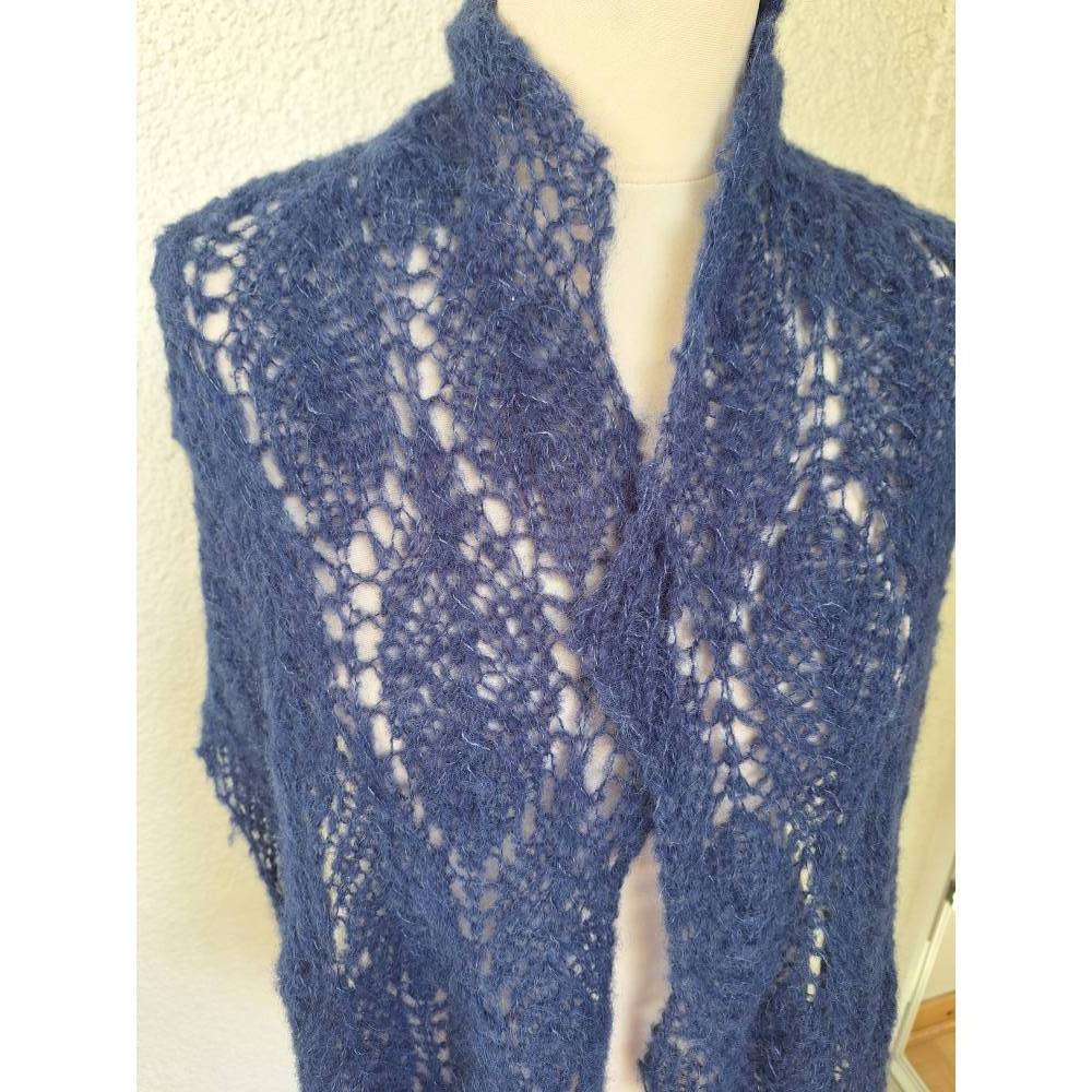 Strickschal dunkelblau handgestrickt aus Alpaka und Seide – Langer Laceschal mit Ajourmuster Bild 5