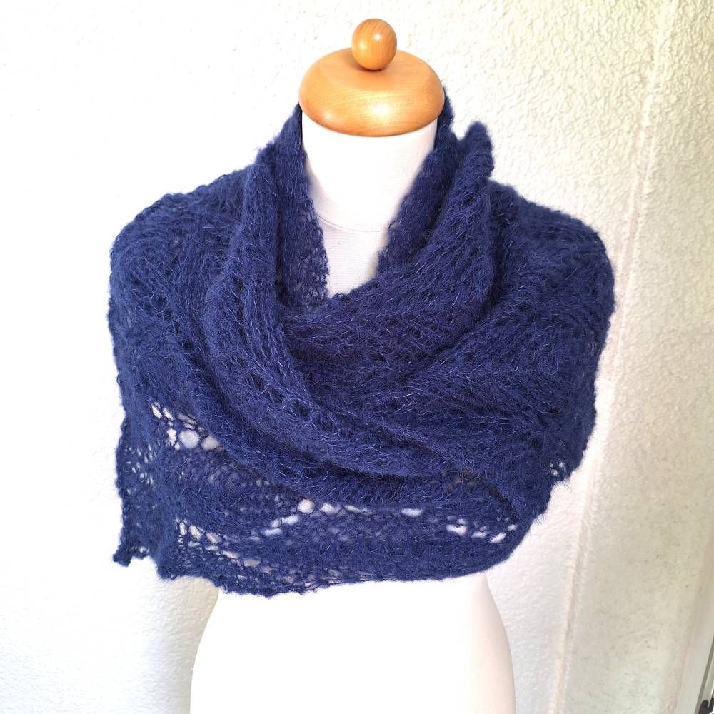 Strickschal dunkelblau handgestrickt aus Alpaka und Seide – Langer Laceschal mit Ajourmuster Bild 7