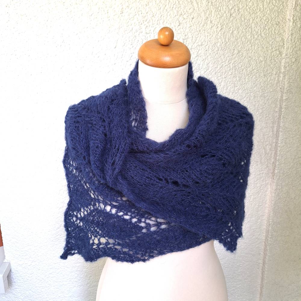 Strickschal dunkelblau handgestrickt aus Alpaka und Seide – Langer Laceschal mit Ajourmuster Bild 8
