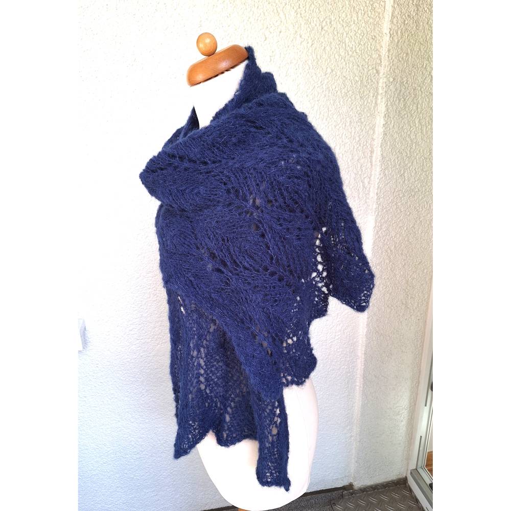 Strickschal dunkelblau handgestrickt aus Alpaka und Seide – Langer Laceschal mit Ajourmuster Bild 9