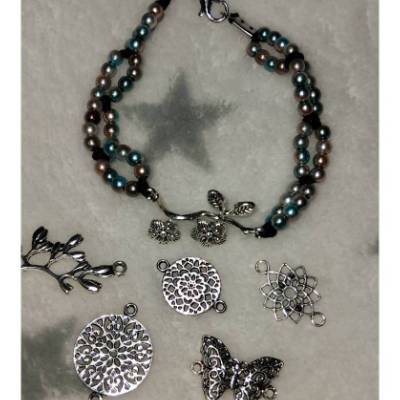 Armkettchen mit Perlen und Brosche