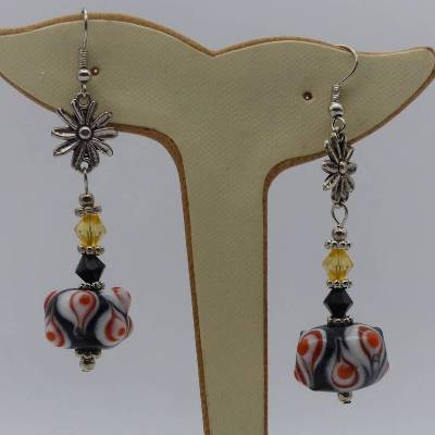 Lange Ohrhänger Silber mit großer Lampworkperle in Orange Weiß Schwarz – Handgefertigter Ohrschmuck