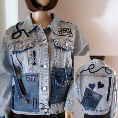 Einzigartige Jeansjacke – neu gestylt mit verschiedenen Taschen, Applikationen, Patches und Charms