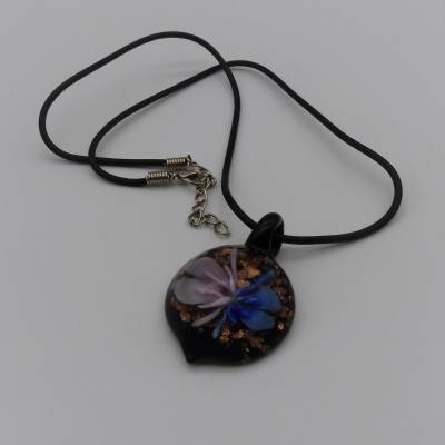 Halskette mit Glasanhänger Blüte – Schwarz Flieder Blau Bronze, Lederband, 45 cm