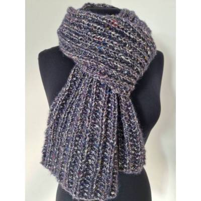 Handgestrickter, weicher Schal, gedecktes lila, Tweedcharakter