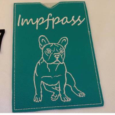 Frenchie Hund Impfpasshülle aus besticktem Kunstleder – Handmade, 12 x 17 cm, individuell & einzigartig