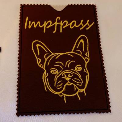 Frenchie Hund Impfpasshülle aus besticktem Kunstleder – Handmade, 12 x 17 cm, individuell & einzigartig