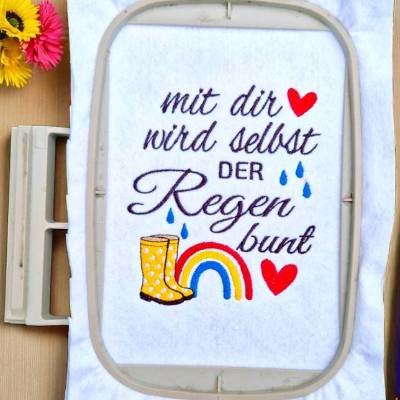 Stickdateien Regen bunt – Fröhliches Spruchmotiv ab 10x10 Rahmen