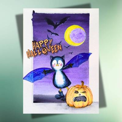 Halloween-Postkarte – Lustiger Pinguin als Fledermaus auf Kraftpapier