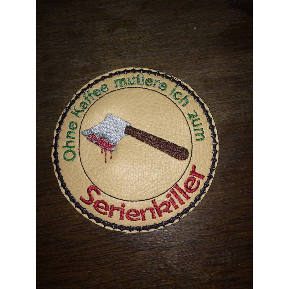MugRug Stickdatei Serienkiller Alkohol – Wein, Bier & Sekt Untersetzer | DreamEmbroid Bild 5