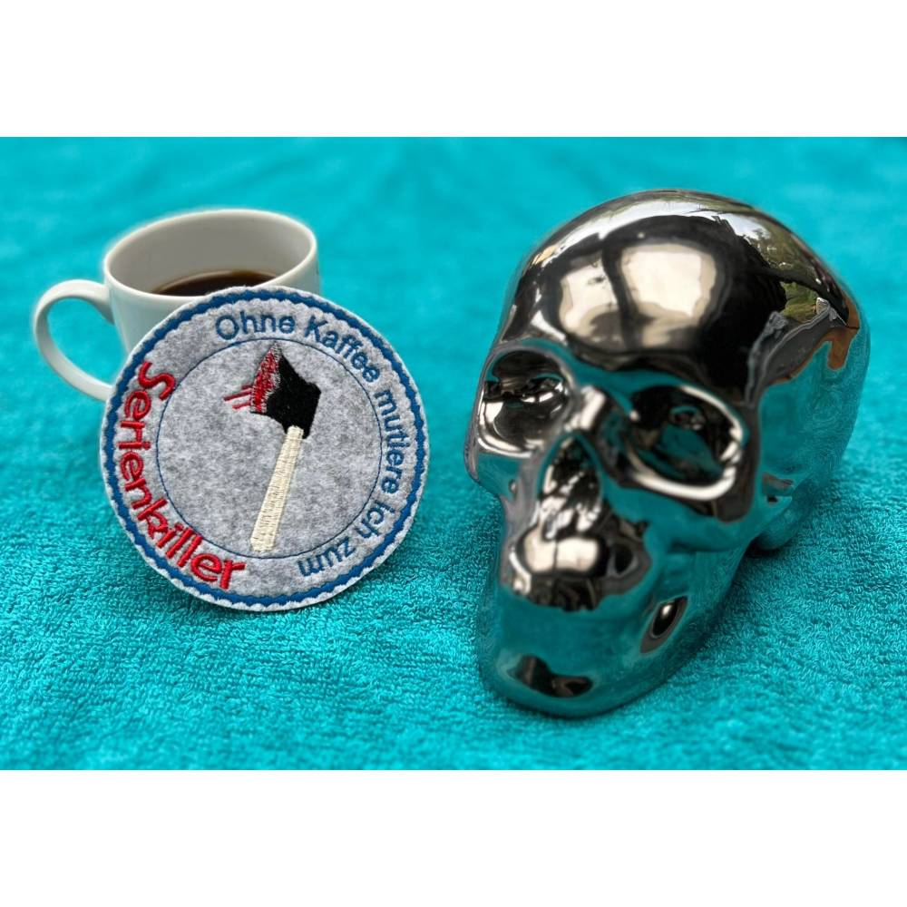 MugRug Stickdatei Serienkiller Alkohol – Wein, Bier & Sekt Untersetzer | DreamEmbroid Bild 7