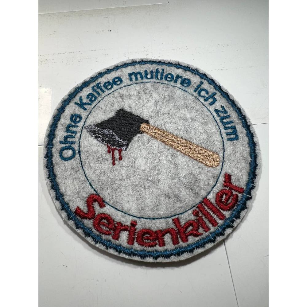 MugRug Stickdatei Serienkiller Alkohol – Wein, Bier & Sekt Untersetzer | DreamEmbroid Bild 9