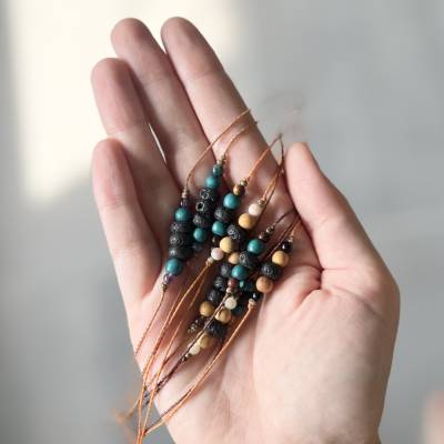 „Beach Scents to go“ - Leichte Armbänder mit Lava, Holz und Edelsteinen