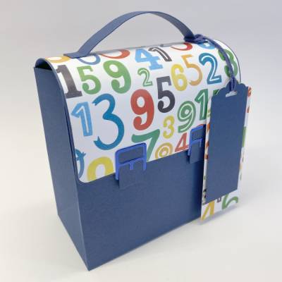Handgefertigter Schulranzen aus blauem Karton – Geschenkbox zur Einschulung 14,5 × 16 × 7,5 cm