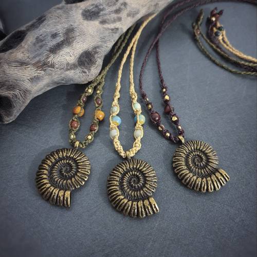 Ammonitkette // Makramee Halskette mit Schnecke Muschel Fossil