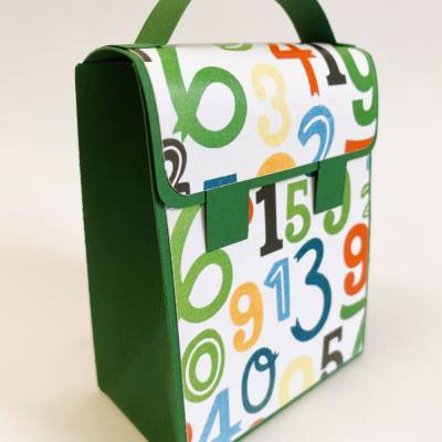 Handgemachte Schultasche aus Karton – Geschenkverpackung zur Einschulung (9 x 12 x 5 cm)