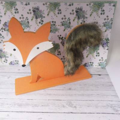 Fuchs Figur aus Holz mit Plüschfellschwanz – Basteln & Dekorieren für Herbst & Walddeko