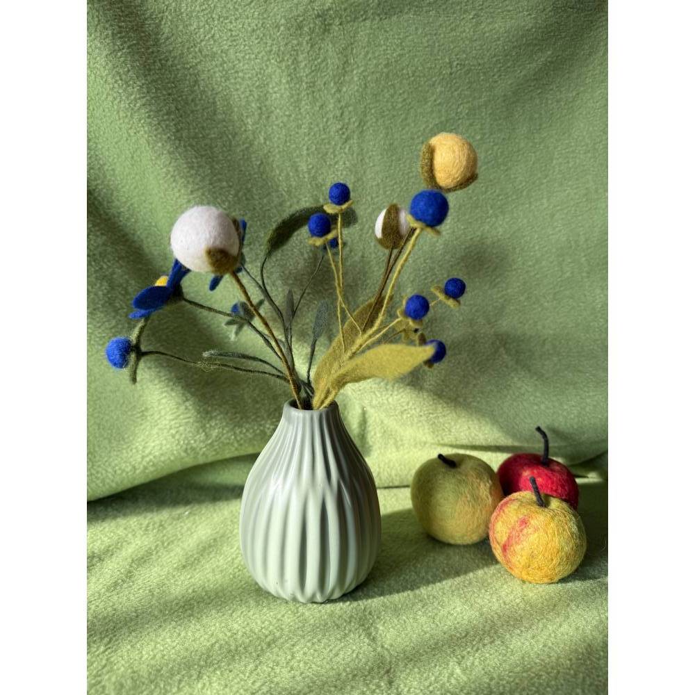 Gefilzter Blumenstrauß in Keramikvase – handgemacht in Blau, Rosa-Violett oder bunt, liebevolle Deko
