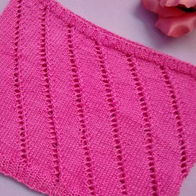 Handgestrickter Loop Schal Swirl Pink – Halswärmer aus 100% Dralon Acryl