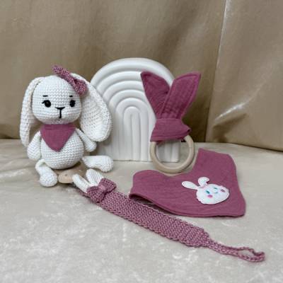 Geschenkset Hase – Dreieckstuch, gehäkelte Schnullerkette & Greifling mit Raschelohren