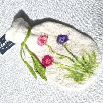 gefilzte Wärmflasche weiß mit  Blumen in pink rosa lila