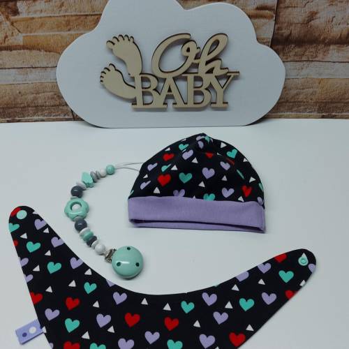 Babyausstattung Erstausstattung Mützchen Beanie Spucktuch Halstuch Geschenk für Baby - bunte Herzen auf schwarzem Grund
