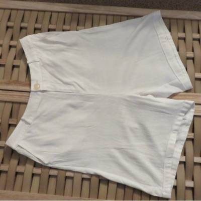 Weiße kurze Damenhose Größe 52, leicht und luftig mit Vintageknopf.