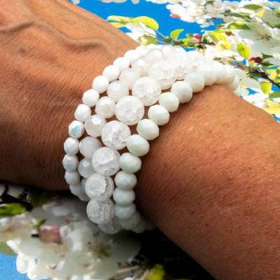 weißes Perlenarmband Set – Boho Hippie Schmuck, stapelbar & Unikat, Geschenkidee Weihnachten