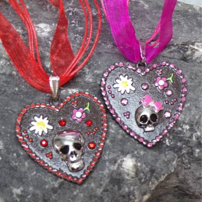 Punk trifft Tracht: Skull Lebkuchenherz Collier Halsband – Rot oder Rosa Organzaband